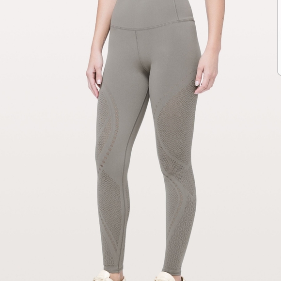 LULULEMON Reveal Tight *mindful motion* - Picture 1 of 1